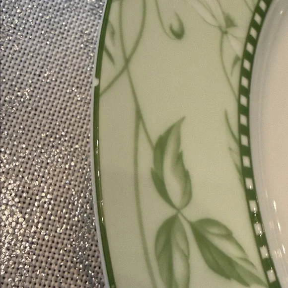 Royal Worcester Green and White Leaf Dinner Plates - Picture 4 of 4